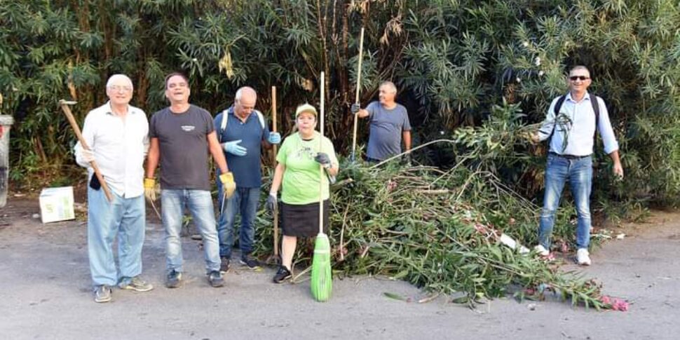 Palermo, aiuola trasformata in discarica: i residenti armati di scope e palette la ripuliscono. IL VIDEO