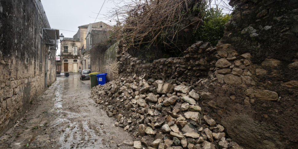 Case allagate, auto bloccate, rami e detriti sulle strade: nel Nisseno oltre 30 interventi dei pompieri per il maltempo