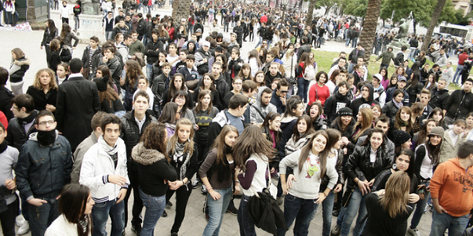 Gli studenti scendono in piazza a Caltanissetta contro la crisi idrica