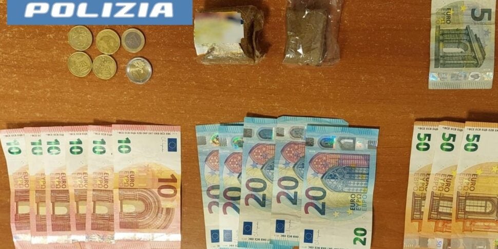 Pusher gambiano con la droga nel marsupio, arrestato dalla polizia a Catania