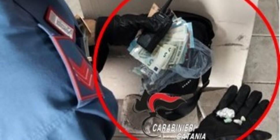 «Ho tutto, cosa vuoi?»: il pusher offre la droga ai carabineri in borghese, due arresti a Catania