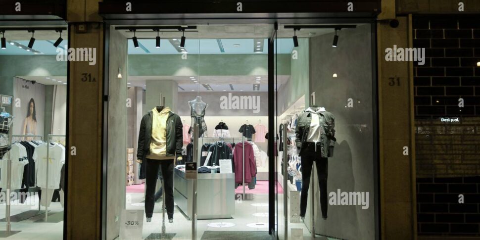 Furti in un negozio di abbigliamento e in un bar a Palermo, rubati merce e soldi