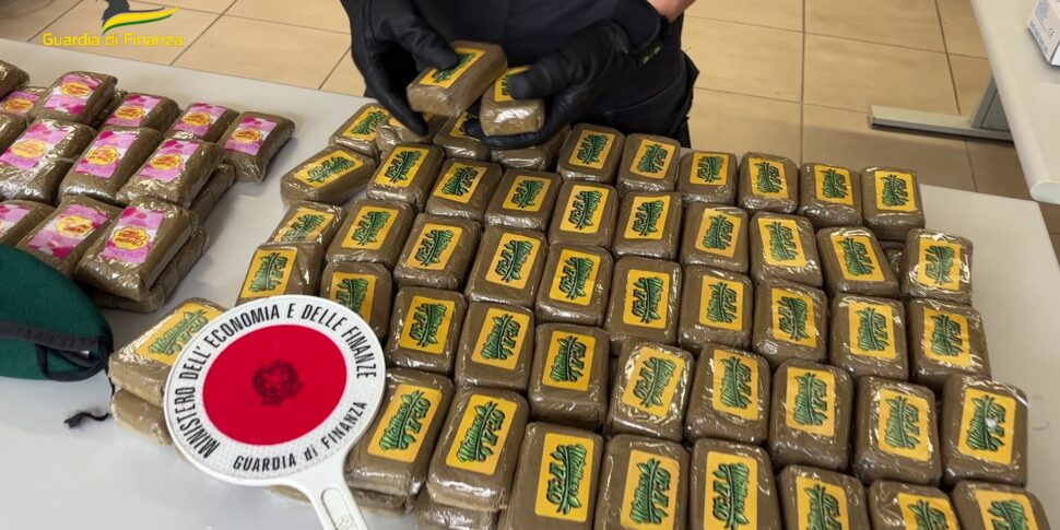 Caltanissetta, la Guardia di finanza sequestra 40 chili di hashish: un arresto IL VIDEO