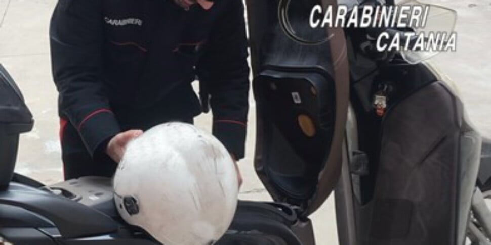 Droga nel casco e walkie-tolkie, arrestato a Catania