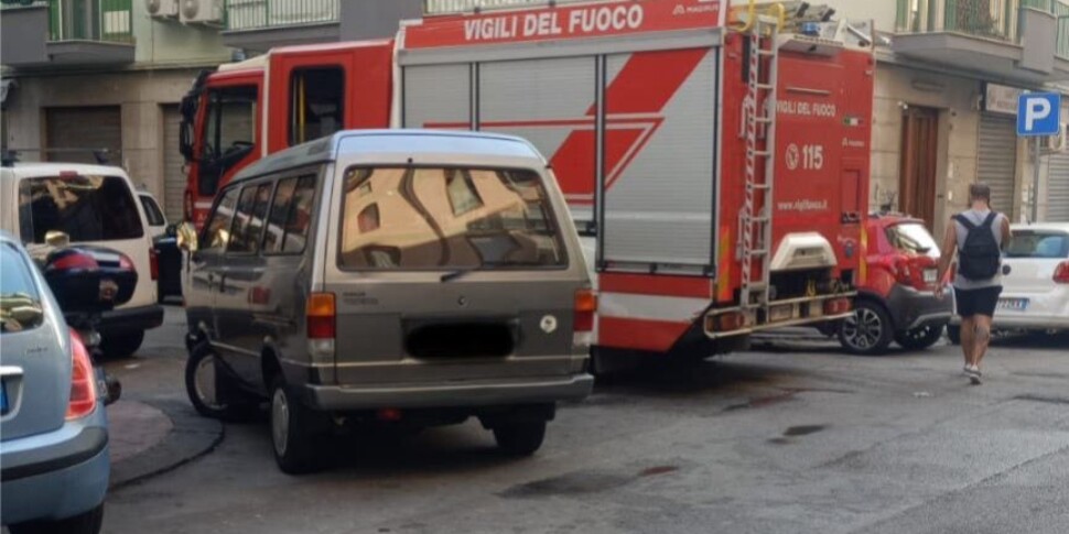 Incendio in un appartamento a Palermo, i vigili del fuoco hanno salvato una persona con il suo cane