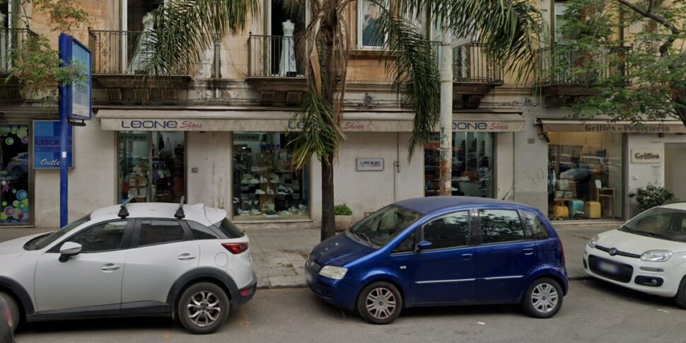 Palermo, forse doloso l'incendio partito da uno scooter che ha danneggiato un negozio e tre auto