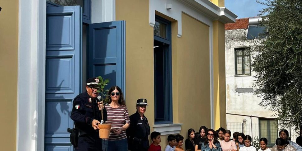 Santa Marina Salina, a scuola consegnate 300 piantine dall’arma dei carabinieri