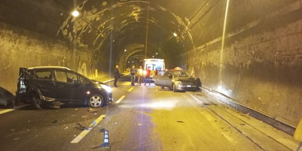 Scontro tra due auto sulla Palermo-Messina: l'incidente all'interno della galleria di Rometta