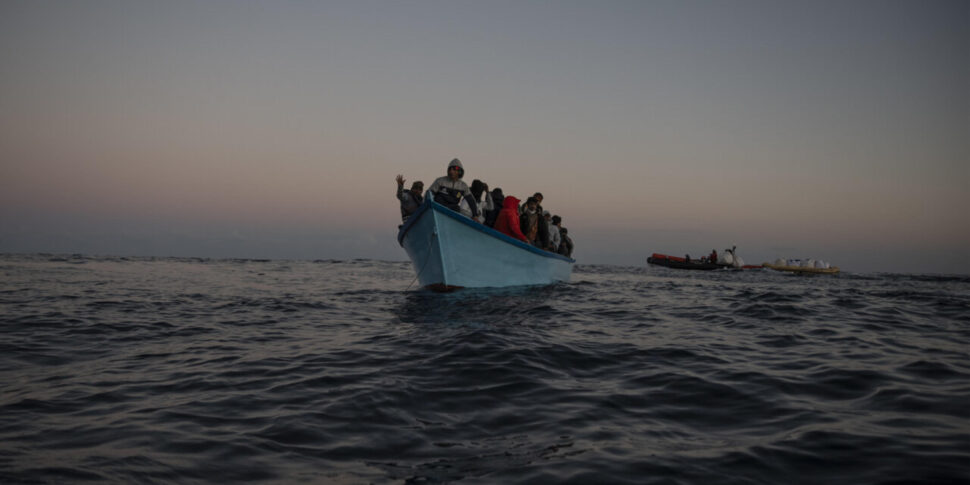 Migranti sbarcano sotto gli occhi dei bagnanti nella spiaggia a Lampedusa