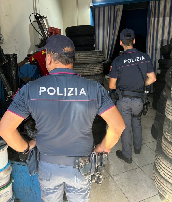 Gommista abusivo per più di 50 anni, polizia chiude officina