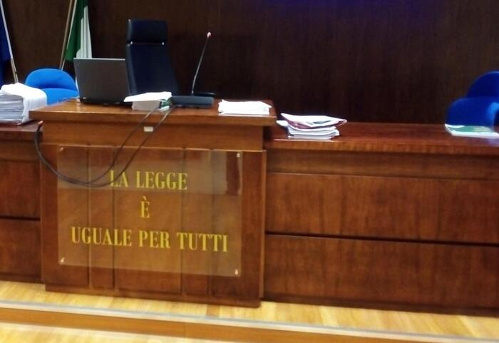 Corruzione e truffa, arrestati ex senatore e politici locali