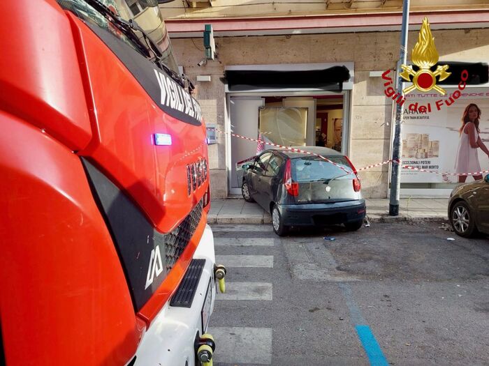 Auto finisce contro una vetrina di farmacia a Palermo