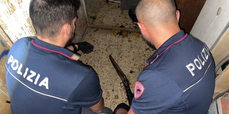 Catania, scoperto un box a Librino adibito a «laboratorio» per confezionare la droga