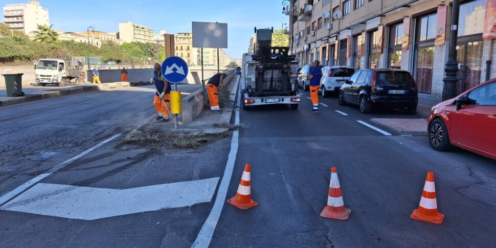 Palermo, via erbacce e rifiuti nel sottopasso di via Crispi