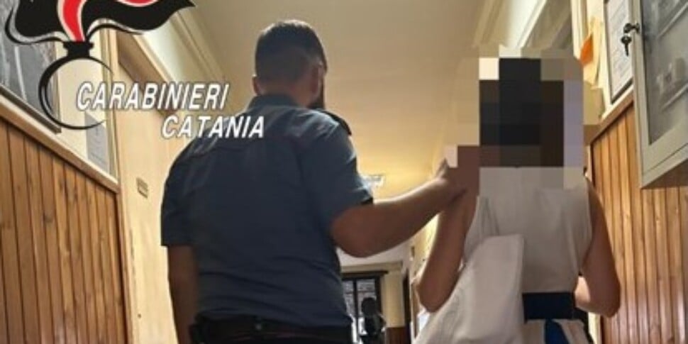 Gravina di Catania, tenta di convincere la ex moglie a tornare insieme: arrestato per stalking.