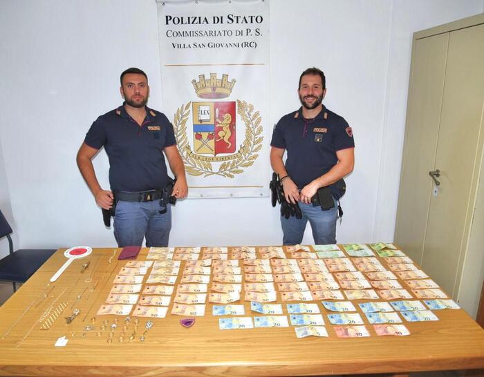 Trovato con oggetti d'oro, orologi preziosi e denaro, arrestato