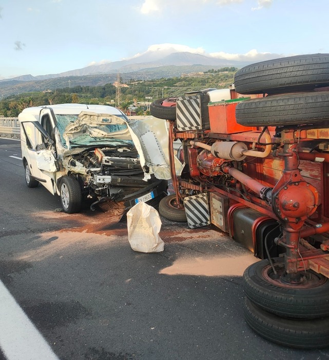 Ventenne muore in un incidente sull'A18, tre i feriti