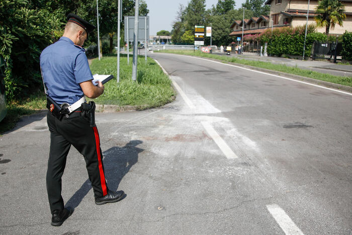 Auto contro muro, donna muore carbonizzata dopo l'incidente