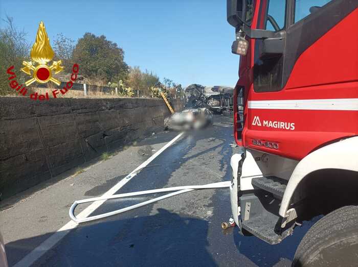 Scontro tra un Tir e un'auto nel Catanese, due morti