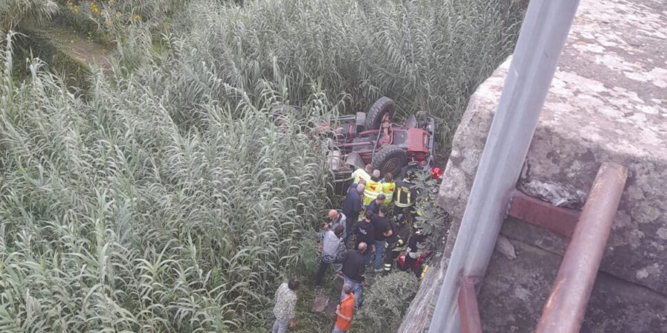 Un operaio della forestale vola con il fuoristrada da un viadotto, un morto e due feriti a Tortorici