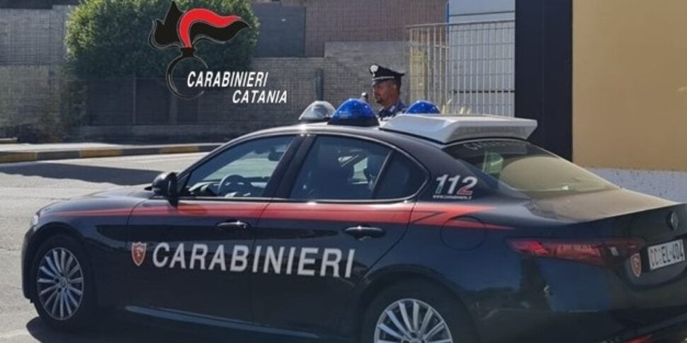 Gira con una pistola in macchina, arrestato un ventiduenne a Catania