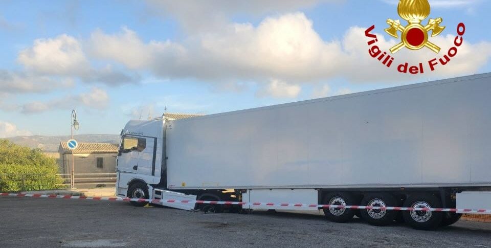 Si apre la voragine in strada a Vizzini, camion inghiottito dall'asfalto: conducente illeso per miracolo. Le foto