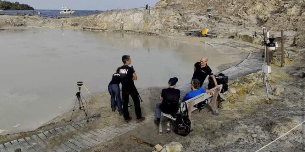 Vulcano, nell’area della baia di Levante tra pozza dei fanghi e mare che bolle controlli per quattro giorni dell’Ingv