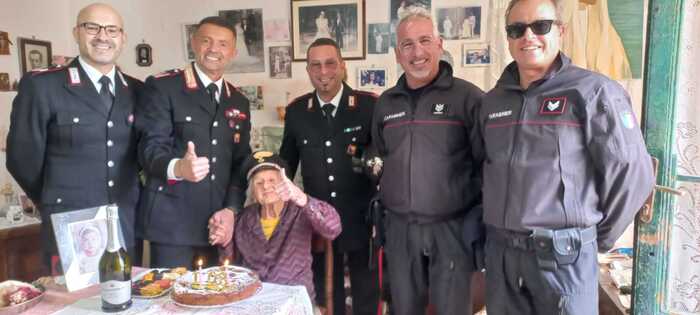 Rosina festeggia 103 anni con carabinieri, la sua 'famiglia'