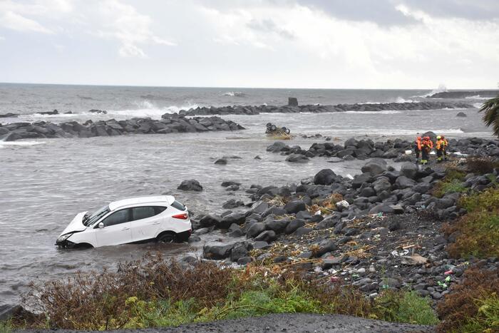 Strade come fiumi nel catanese, auto trascinate dall'acqua