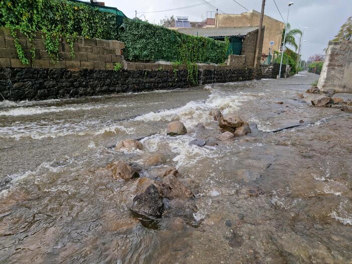 Maltempo: strade come fiumi nel Catanese, auto trascinate in mare