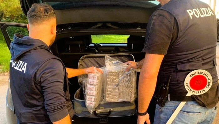 Trovato con 20 chili di hashish in auto, arrestato a Gela