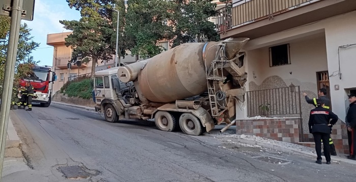 Betoniera contro palazzina nel Palermitano