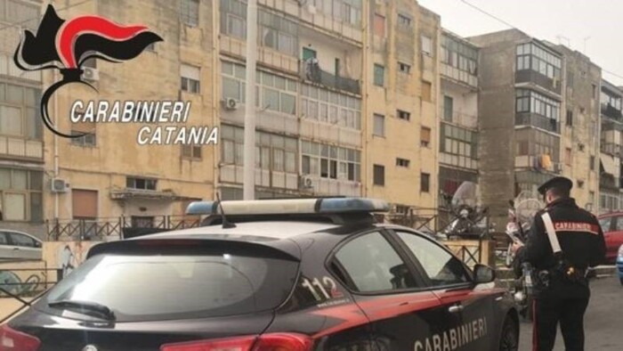 Evade da domiciliari e si spaccia per il fratello, arrestato