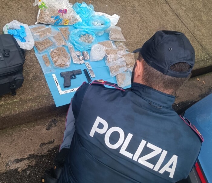 Litiga a casa ma arriva polizia, 17enne arrestato per spaccio