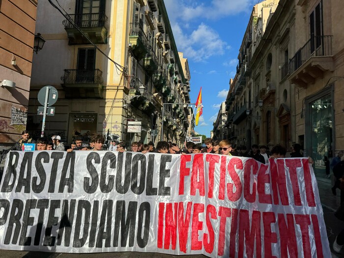 Corteo studentesco a Palermo, 'investire nella scuola'