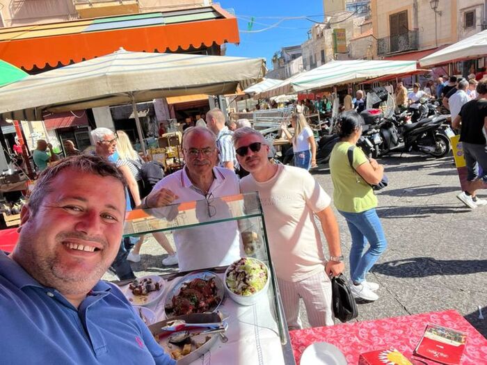 Turista perde portafogli a Ballarò, glielo portano in hotel