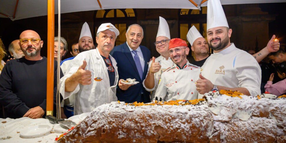 Cannolo da record a Palermo, misura 30 metri di lunghezza e 25 centimetri di diametro