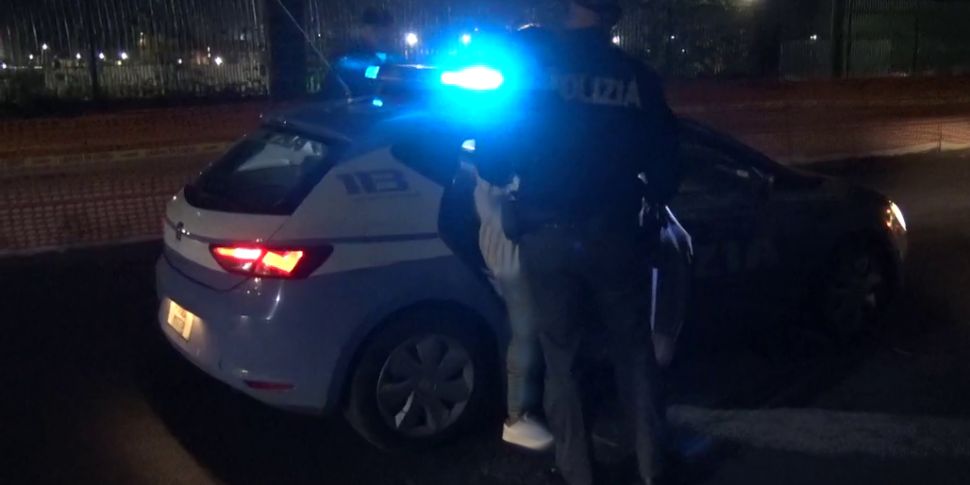 Catania, minaccia con un coltello i coinquilini e aggredisce gli agenti di polizia: arrestato gambiano