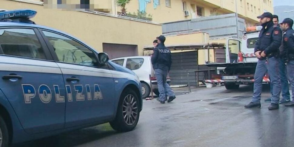 Controlli allo Zen 2 di Palermo, vede i poliziotti e lancia la droga dal balcone