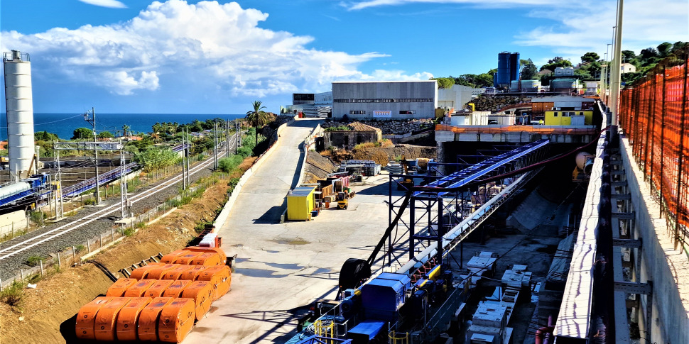 Danni ai palazzi nell'area del raddoppio ferroviario a Cefalù, in corso i sopralluoghi dei tecnici e dei vigili del fuoco