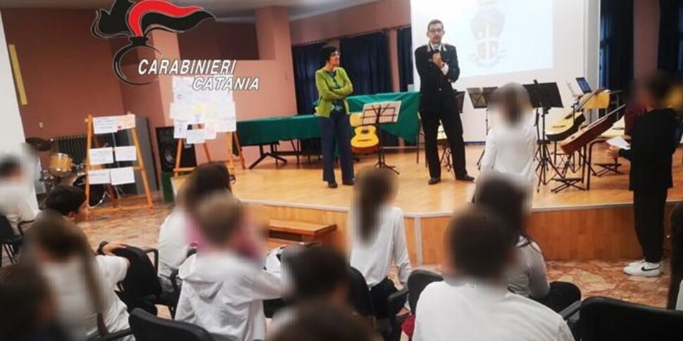 I carabinieri incontrano gli alunni di una scuola di Bronte per parlare insieme di bullismo e cyberbullismo