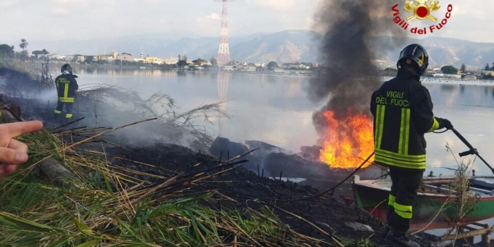 Incendiata un'imbarcazione ormeggiata nel lago di Ganzirri a Messina, l'intervento dei vigili del fuoco