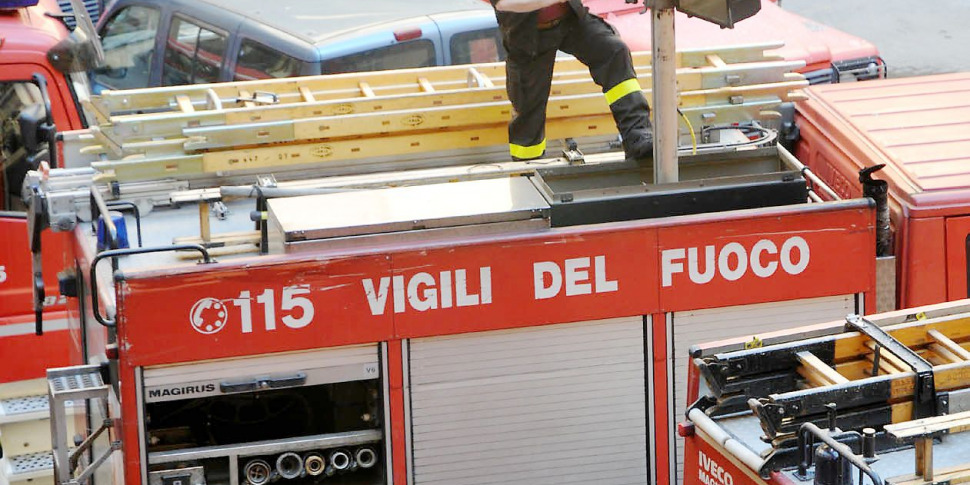 Incendio in un appartamento a Palermo, salvata una donna di 85 anni