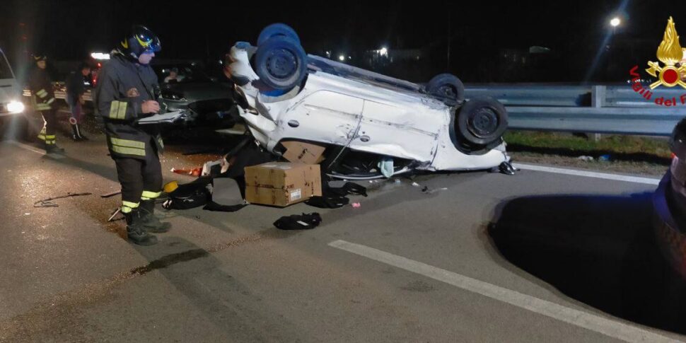 Incidente a Termini Imerese tra due auto, una è cappottata: tre persone in ospedale