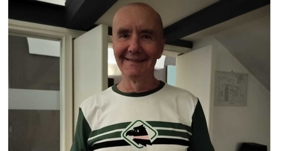 Lo scrittore Irvine Welsh a Palermo, il club rosanero gli regala la maglia