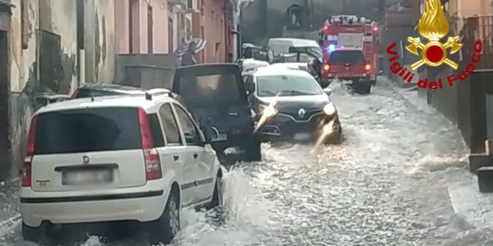 Maltempo in Sicilia, ad Acireale esonda un torrente: fiumi in strada