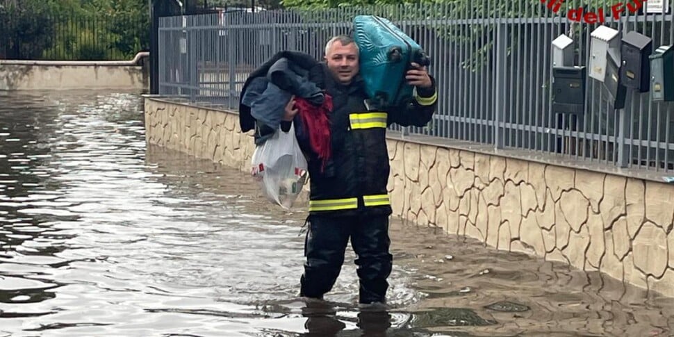 Maltempo, strade allagate e persone intrappolate a casa e in auto a Riposto