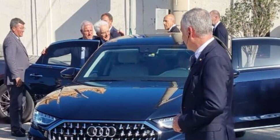 Mattarella al cimitero di Castellammare fa visita alla moglie, al fratello e alla nipote