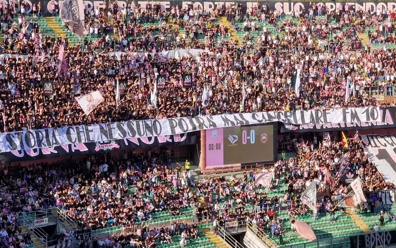 Miccoli allo stadio di Palermo, per lui striscione dei tifosi: «Sei la storia incancellabile»