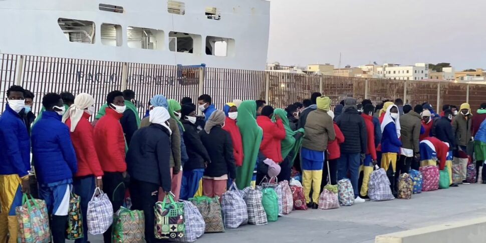 Migranti, notte di sbarchi a Lampedusa, arrivati in 208 su quattro imbarcazioni